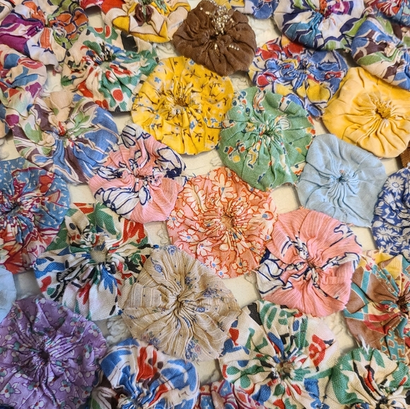 Yo yo Quilt Vintage 1940's thru 1970's fabric 72" x 84" - Picture 4 of 7